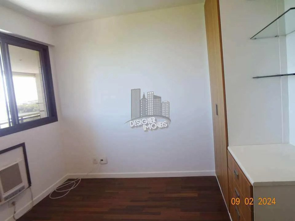 Balcony with a grill in a 3-bedroom apartment, 129 m² — photo 20