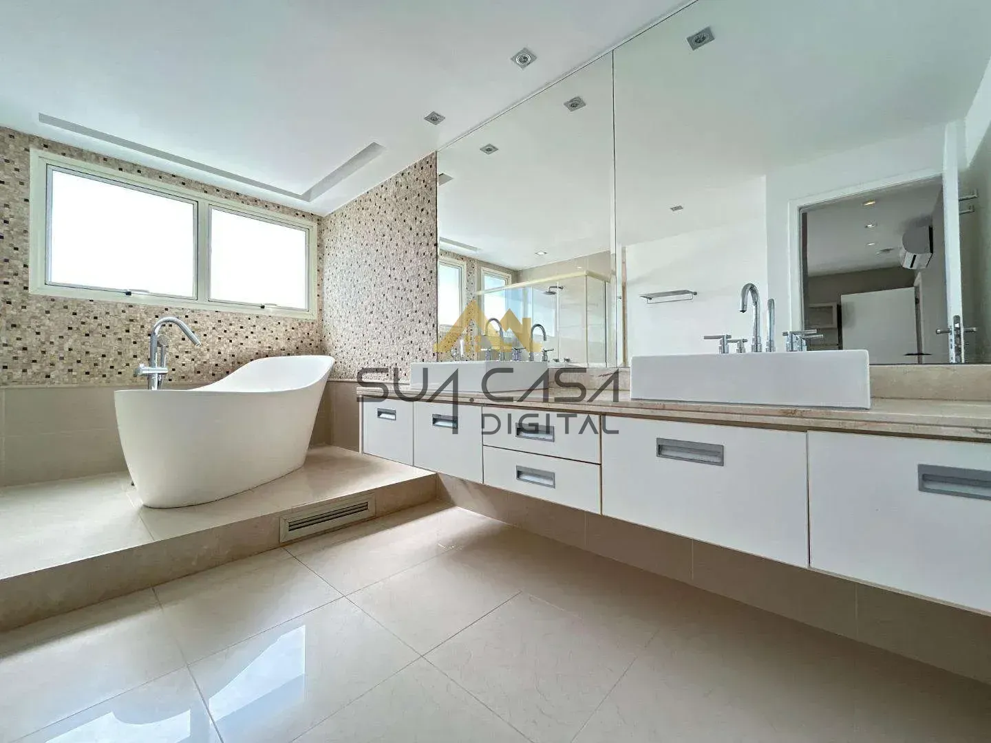 Penthouse with 4 bedrooms and an open-plan kitchen — photo 13