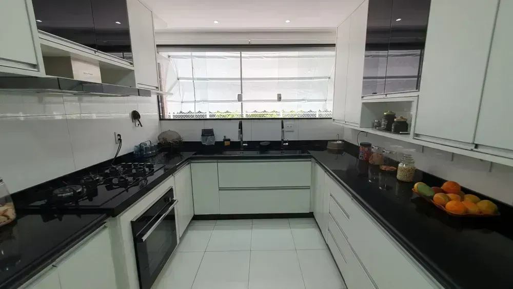 650 m² house with 6 en-suite bedrooms and 4 parking spots — photo 14