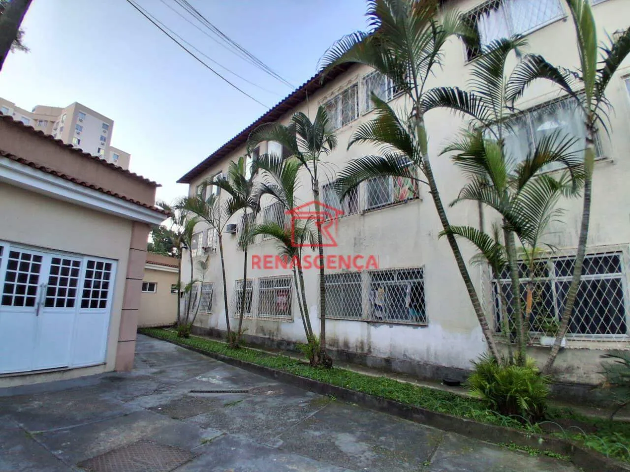 3-bedroom apartment in a building with a pool — photo 11