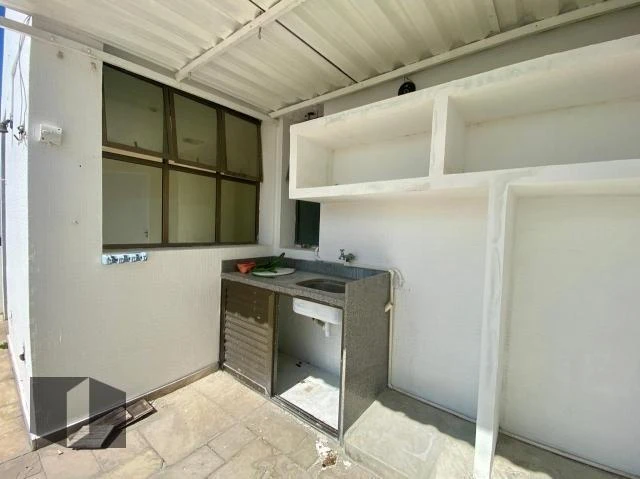 Unfurnished apartment with a glass-enclosed balcony — photo 22