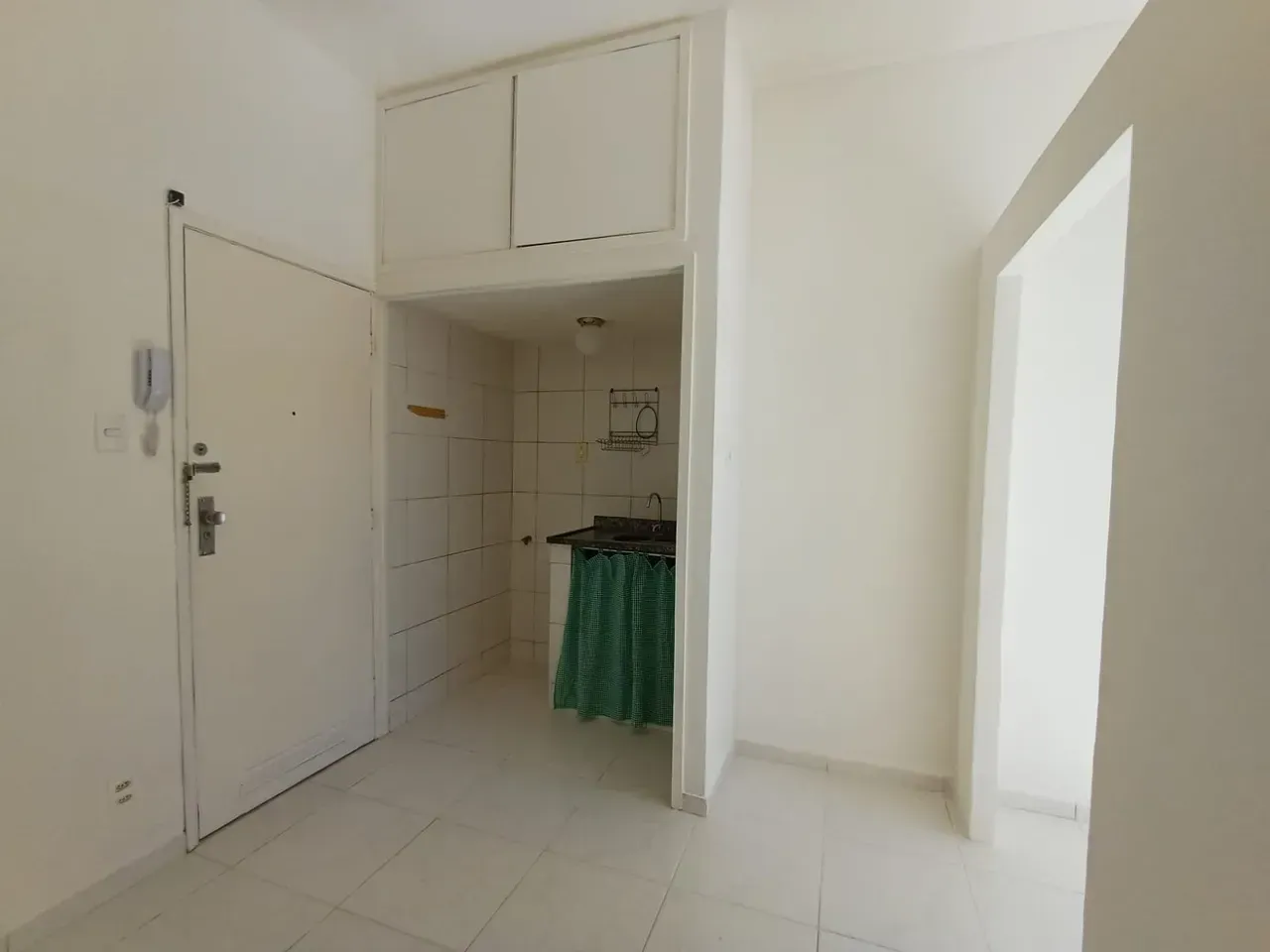 Studio conjugado com 1 quarto e box de vidro no banheiro