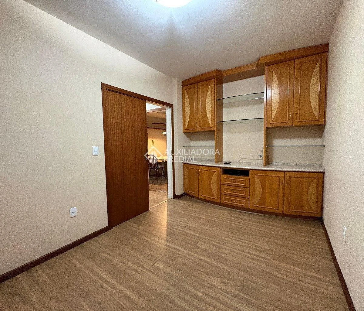 3-bedroom apartment with a glass-enclosed balcony — photo 10
