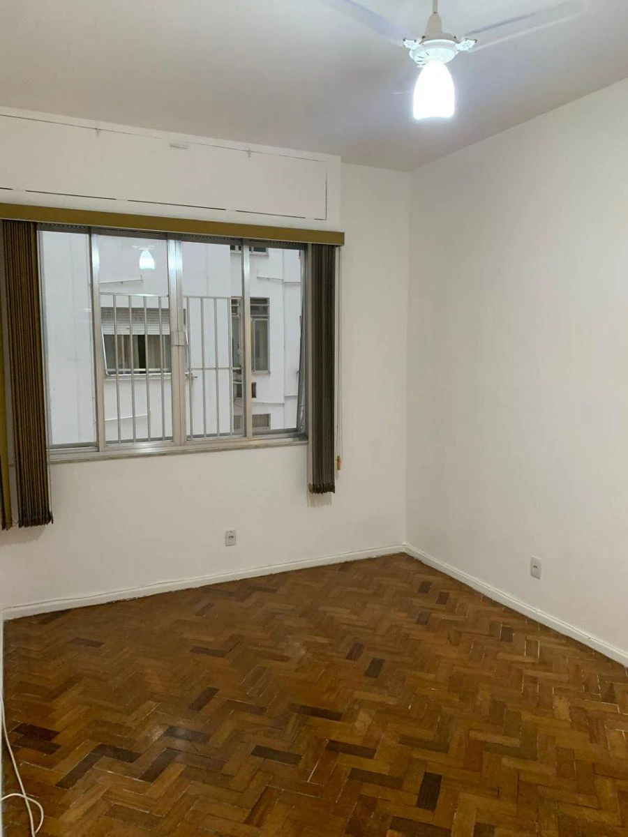 Wood or laminate floors in a 2-bedroom apartment, 67 m²