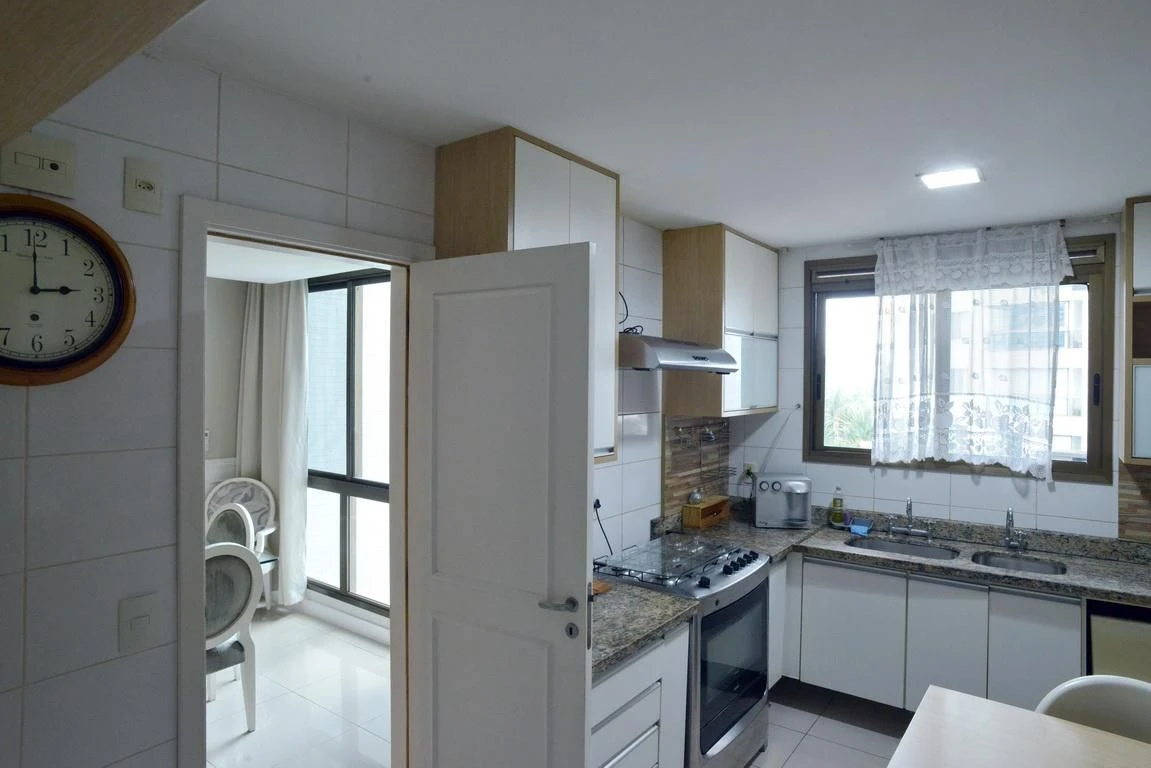 Jacuzzi in a 4-bedroom apartment, 233 m² — photo 2