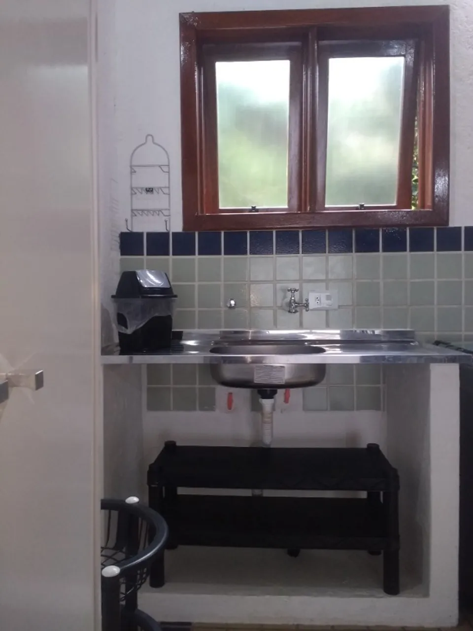 Kitnet mobiliada com varanda, cozinha fechada e 1 vaga