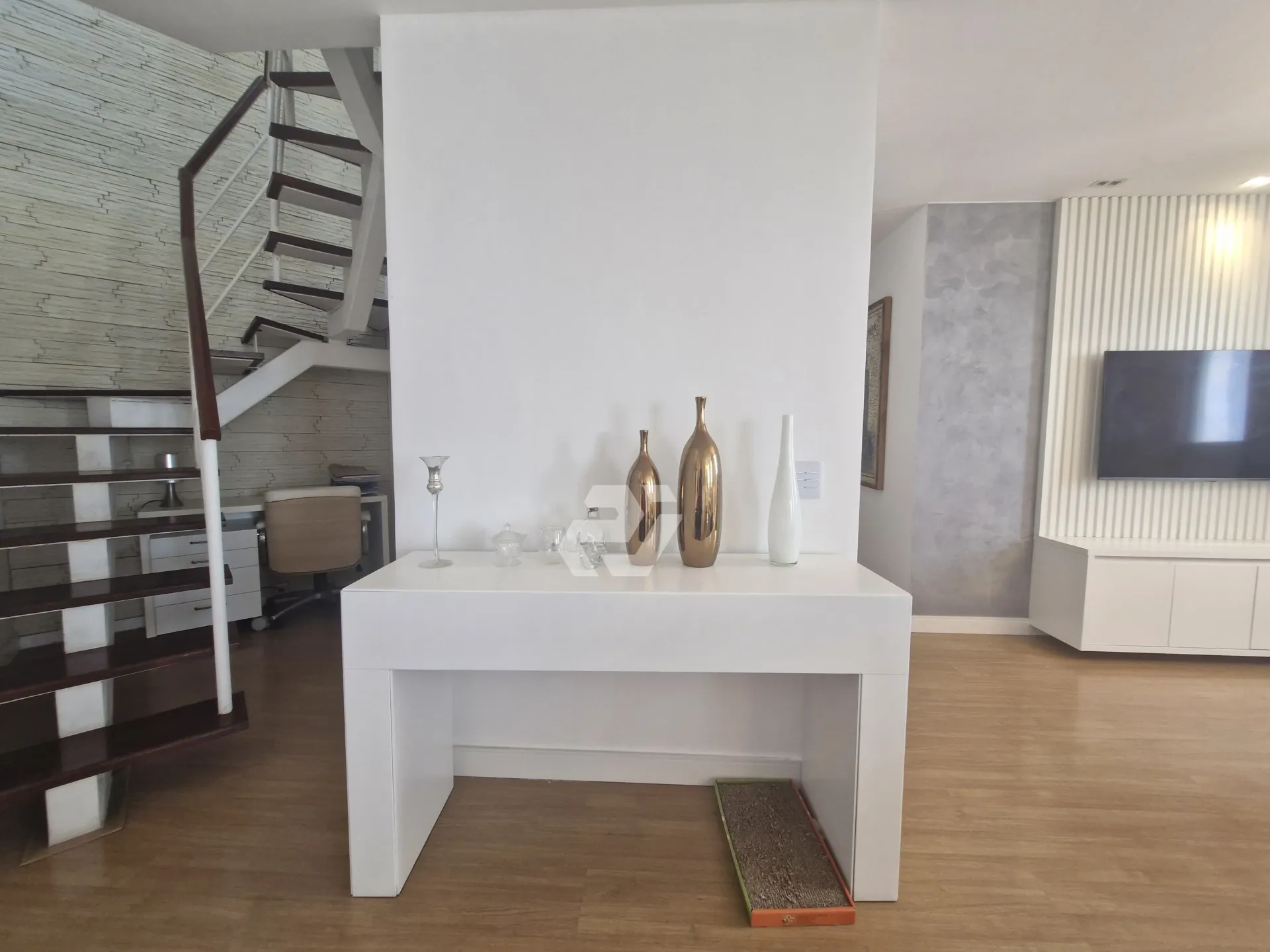 Furnished 4-bedroom apartment with building pool — photo 35