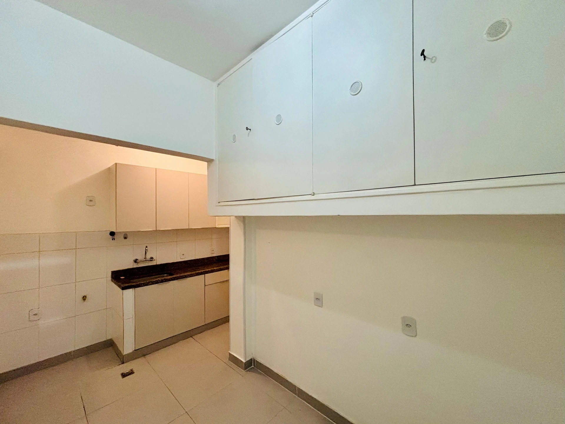 Wood or laminate floors in a 3-bedroom apartment, 110 m² — photo 15