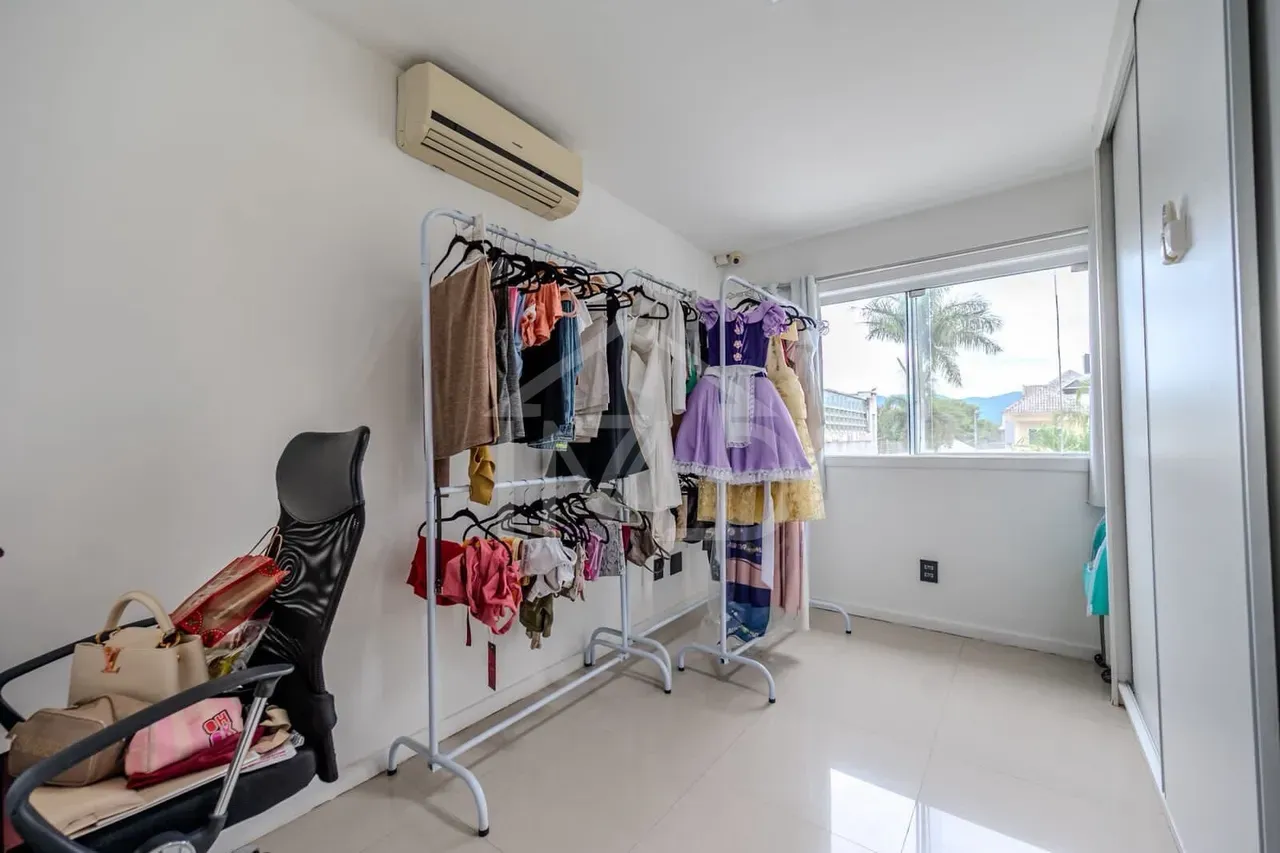 Furnished 6-bedroom house, 266 m² and 3 parking spots — photo 4