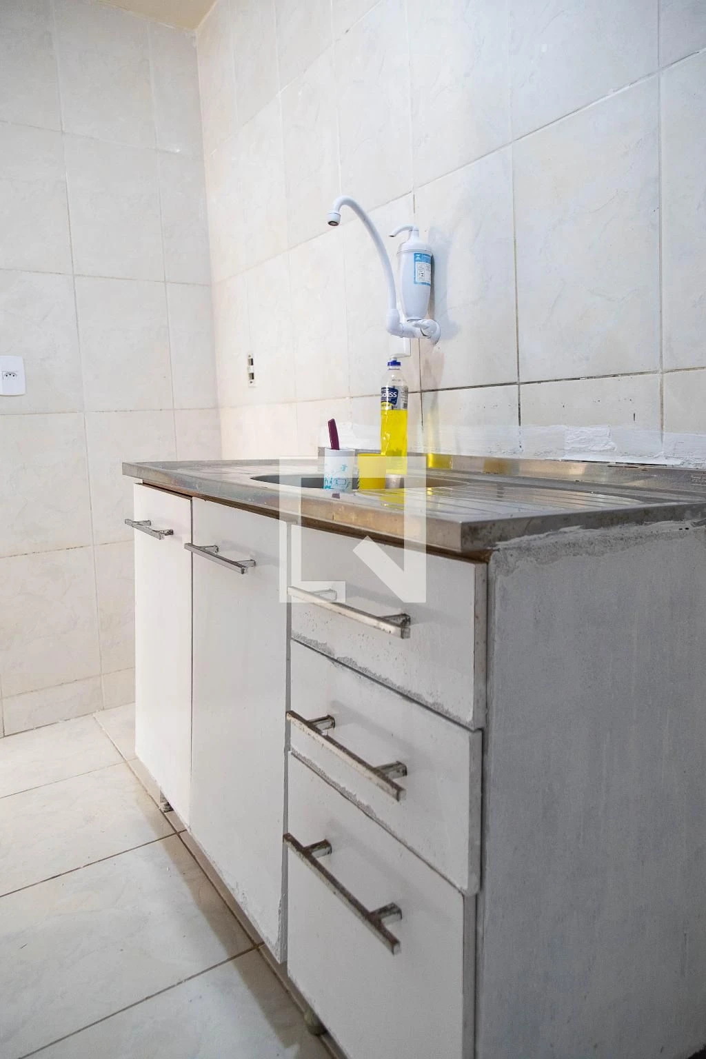 Unfurnished 1-bedroom apartment with a glass shower — photo 5