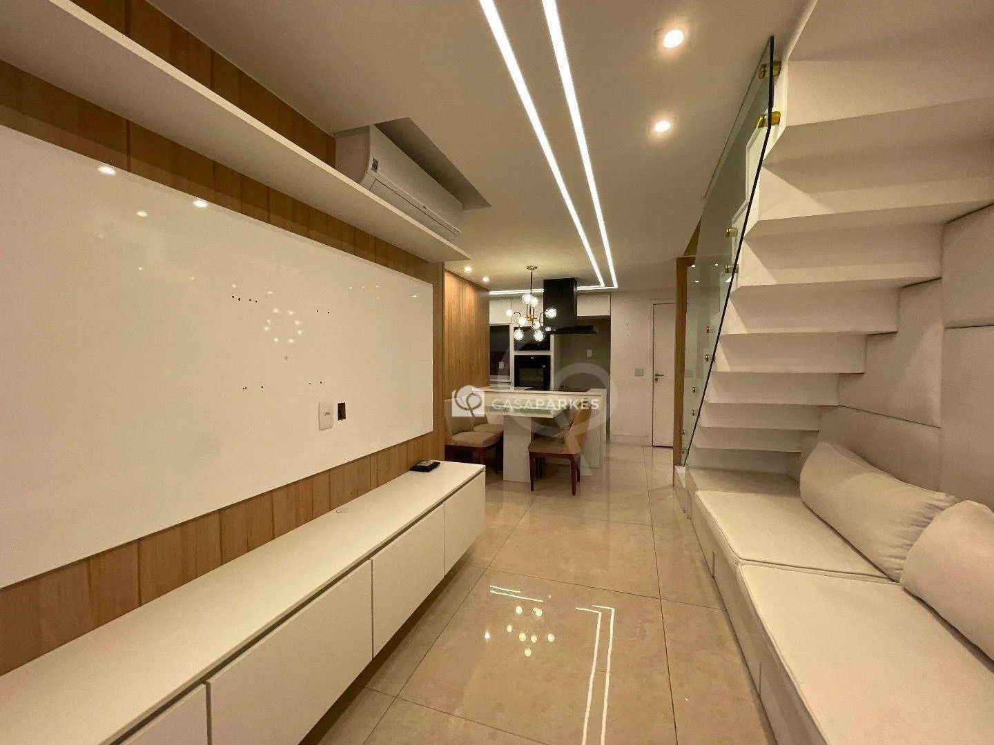Balcony with a grill in a 3-bedroom apartment, 120 m² — photo 9