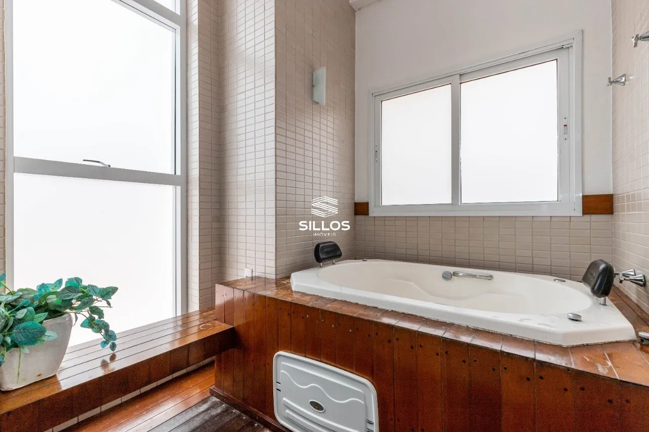 3-bedroom apartment with a bathtub in Curitiba — photo 39