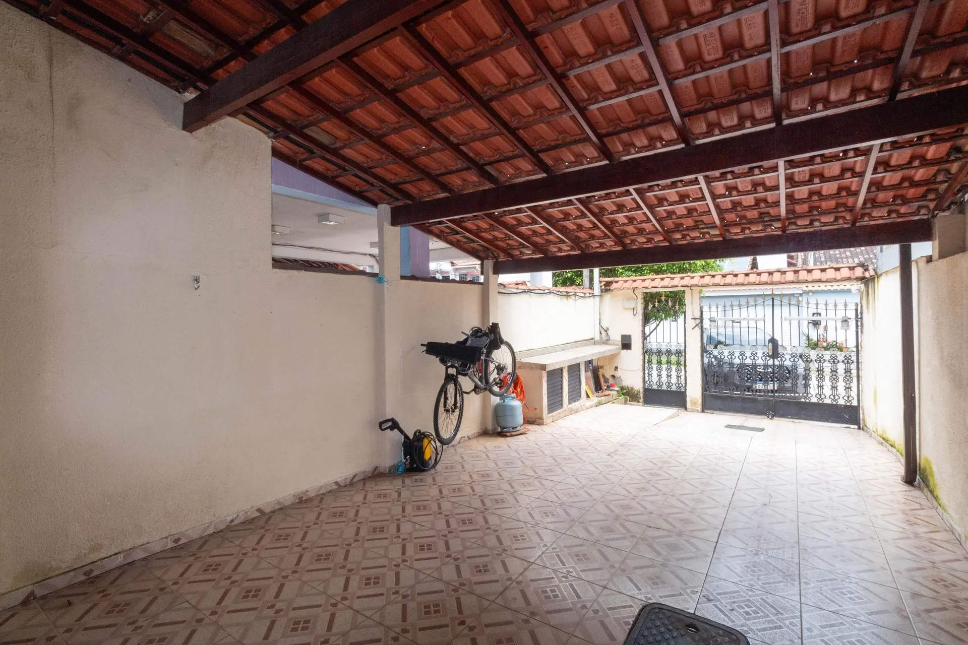 Balcony with a grill in a 2-bedroom house, 80 m² — photo 22