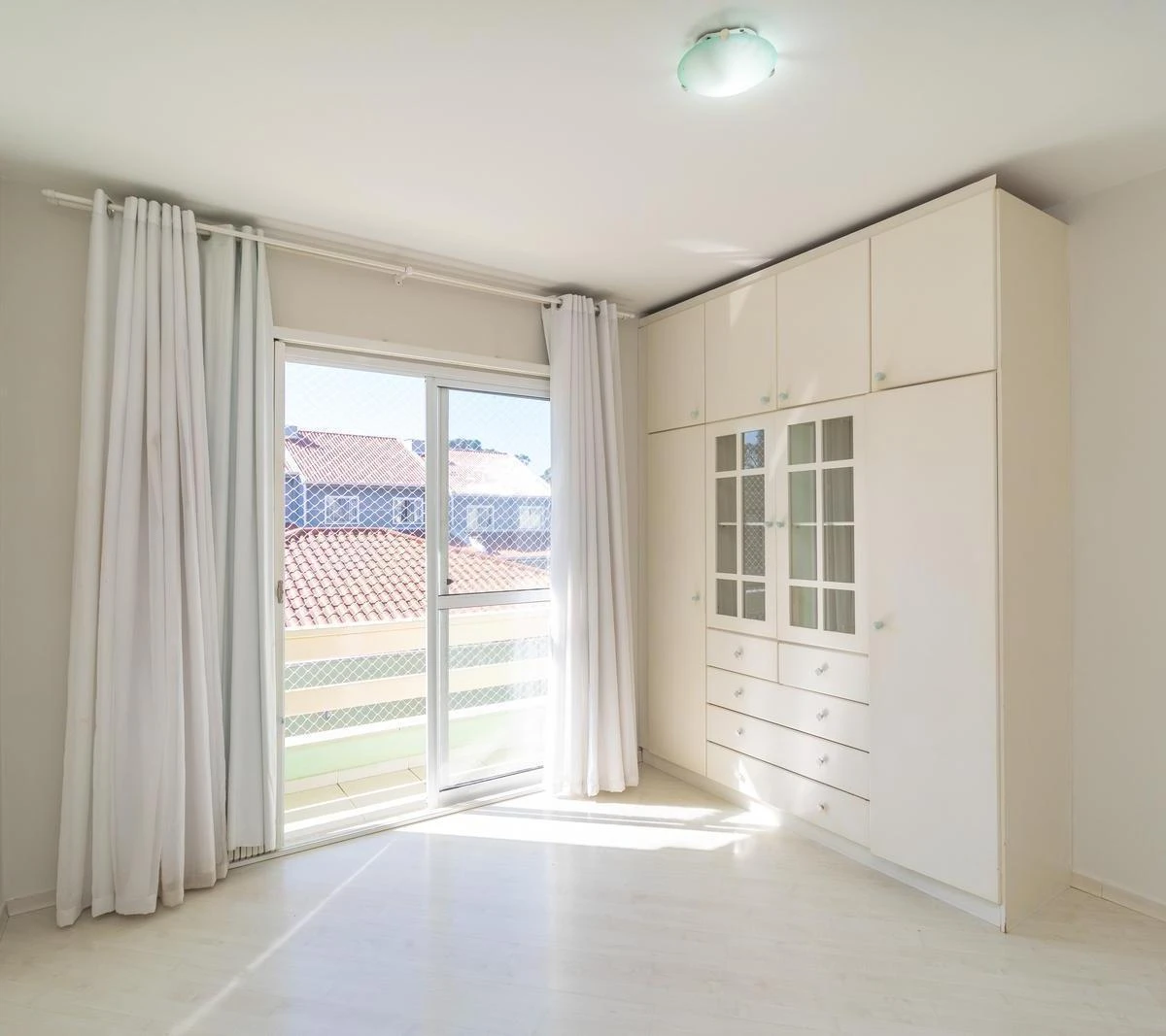Walk-in closet in a 3-bedroom house, 140 m² — photo 13