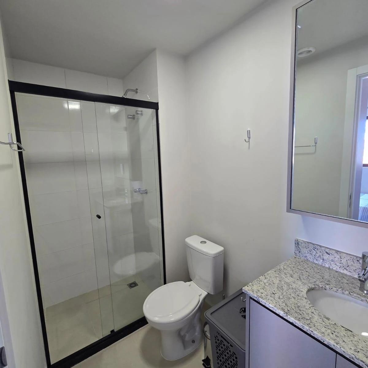 One-bedroom apartment in a building with a gym — photo 16