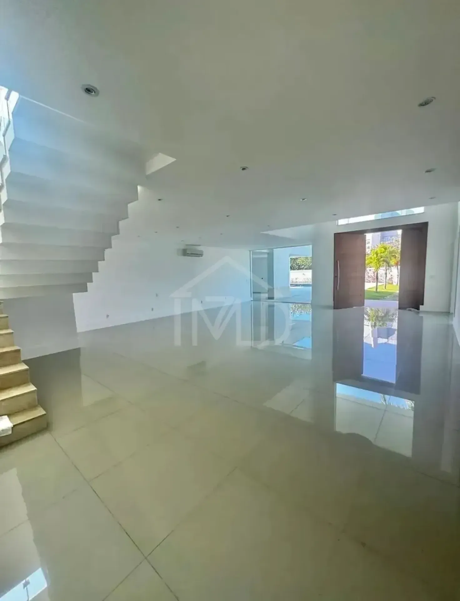 House with 5 bedrooms and floor-to-ceiling windows — photo 21