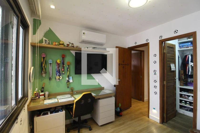 Furnished 4-bedroom apartment with 245 m² and glass balcony — photo 22