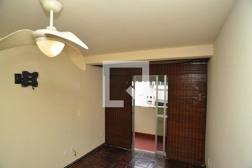 4-bedroom apartment with wood or laminate floors — photo 20