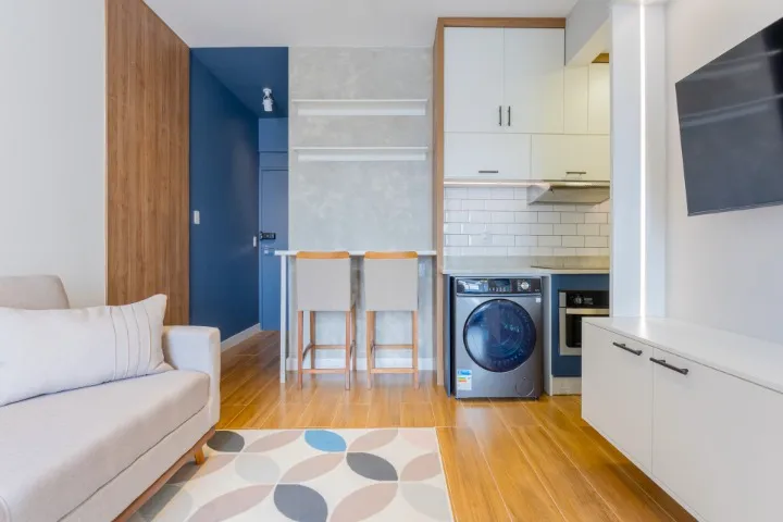 1-bedroom apartment with an open kitchen and AC