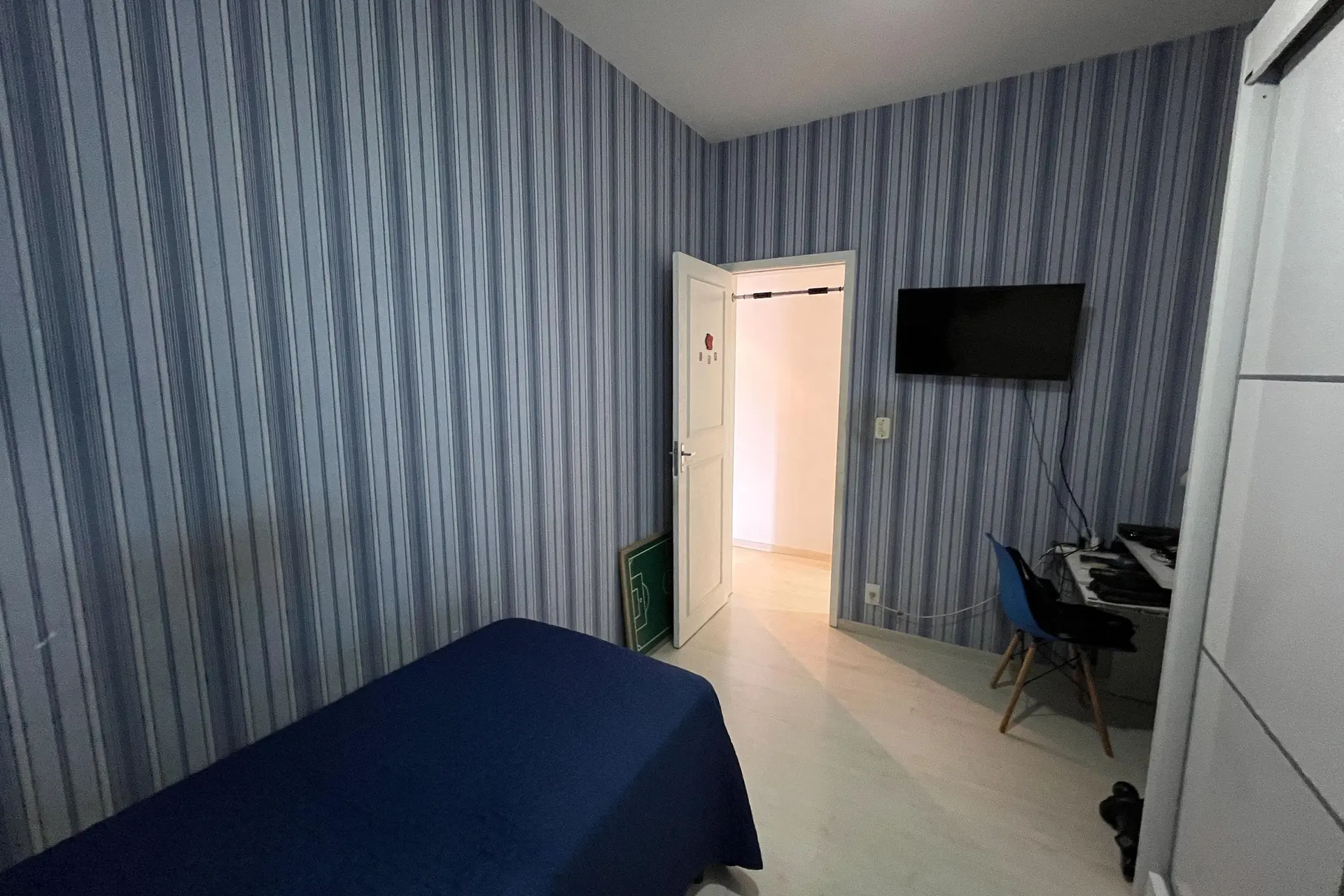 Glass-enclosed balcony in a 3-bedroom apartment, 131 m² — photo 24