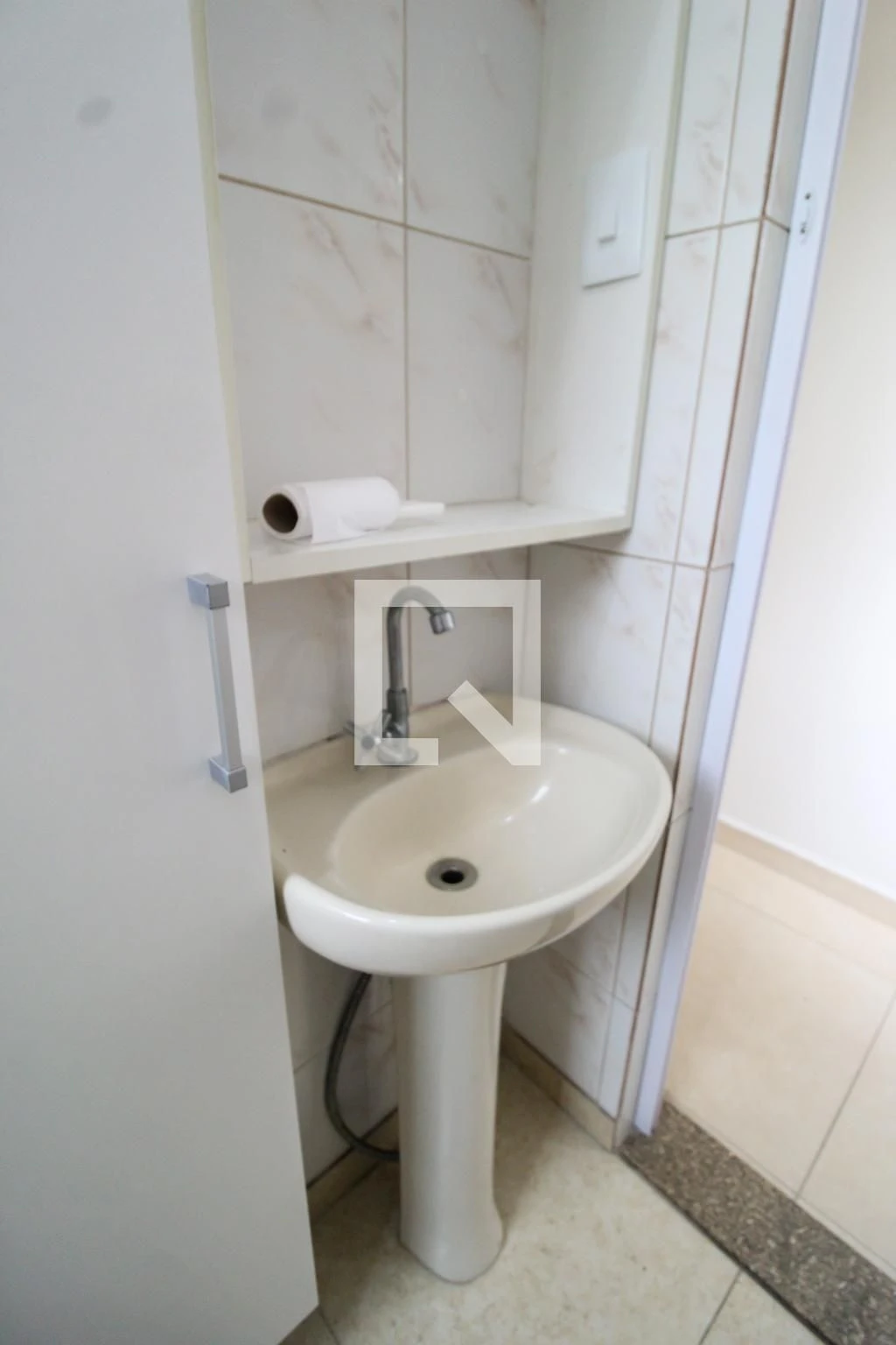 Unfurnished 1-bedroom apartment with a private BBQ area — photo 2
