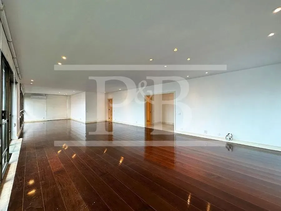 250 m² apartment with 4 bedrooms and a glassed-in balcony — photo 2