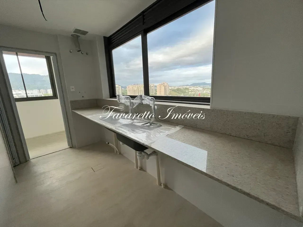 Apartment with 4 suites and a closed-off kitchen — photo 32