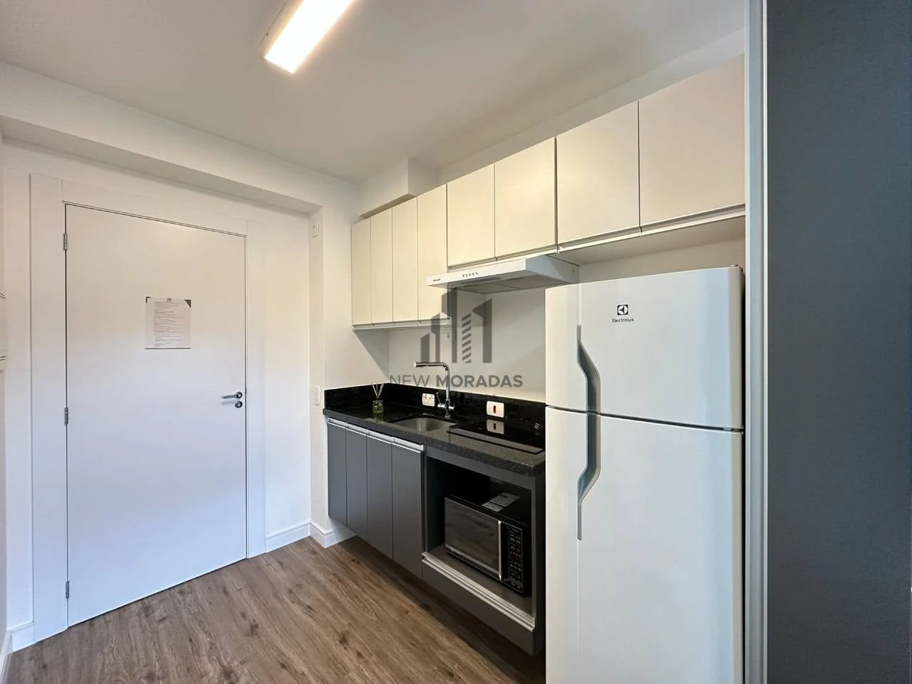 Furnished studio with 1 bedroom and 1 bathroom — photo 3