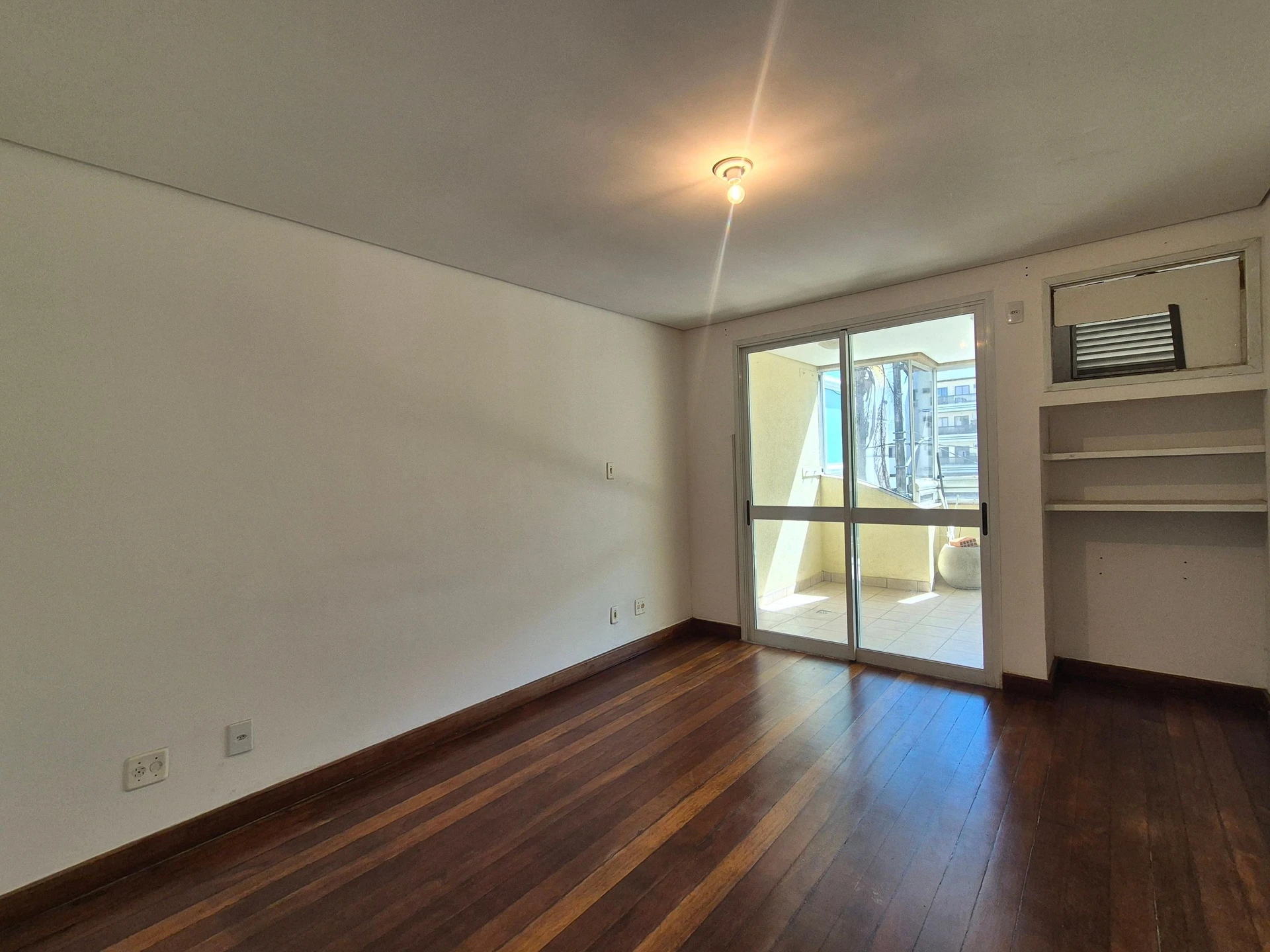 Apartamento com 2 quartos, suíte e varanda com animais — photo 20
