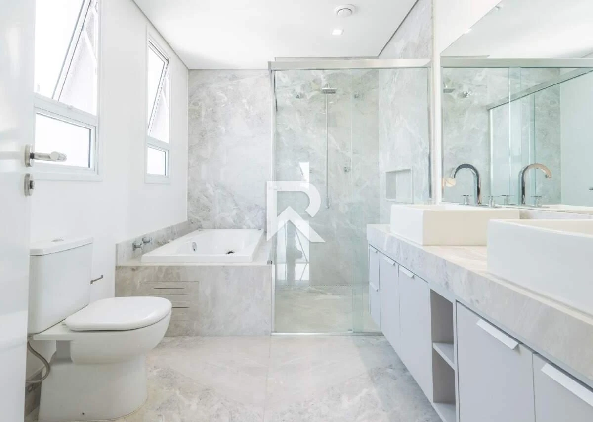 255 m² apartment with a bathtub and a walk-in closet — photo 4