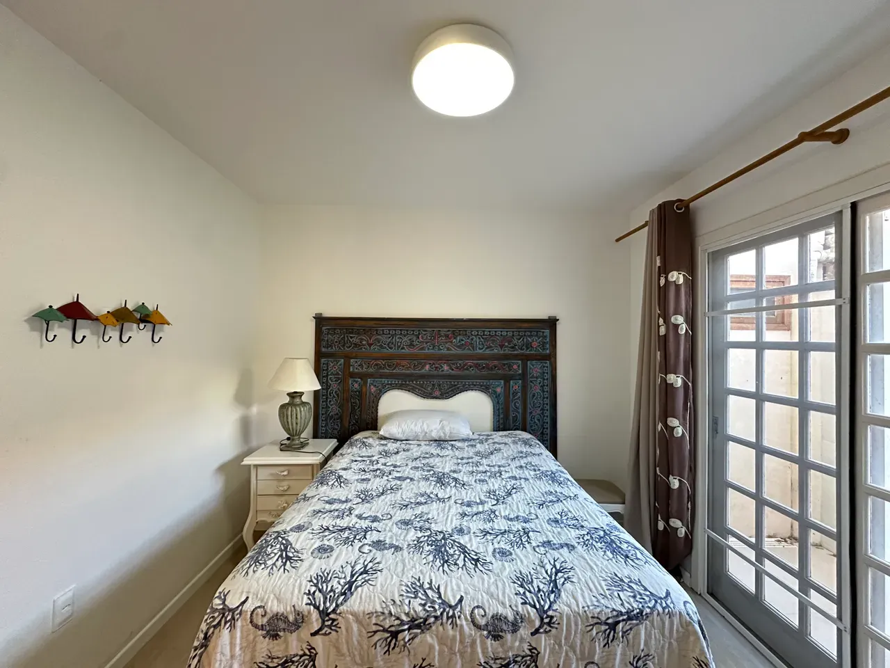 Casa de 320 m² com janelas do piso ao teto e lareira — photo 30