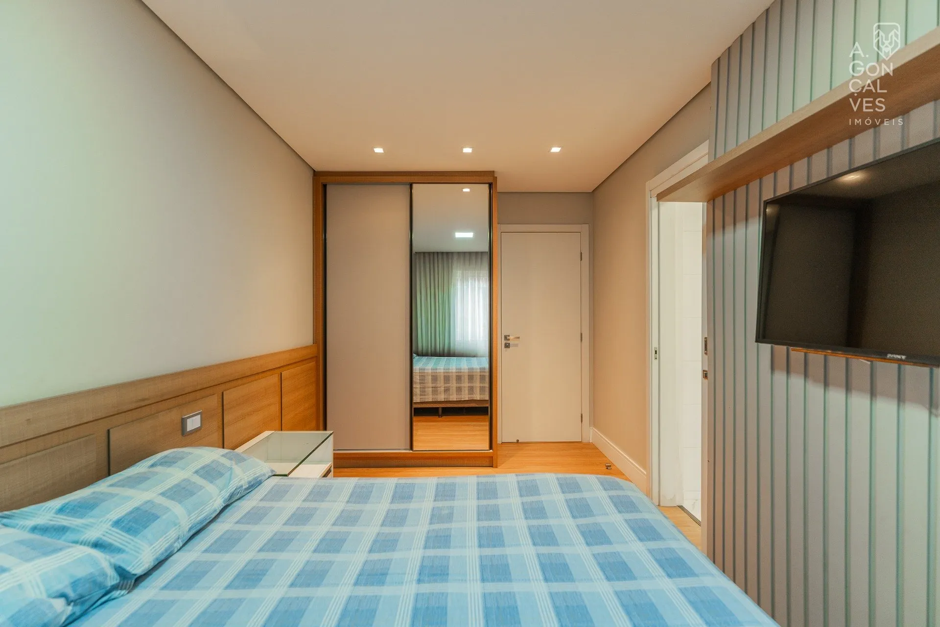 House with 3 bedrooms and an open-plan kitchen — photo 35