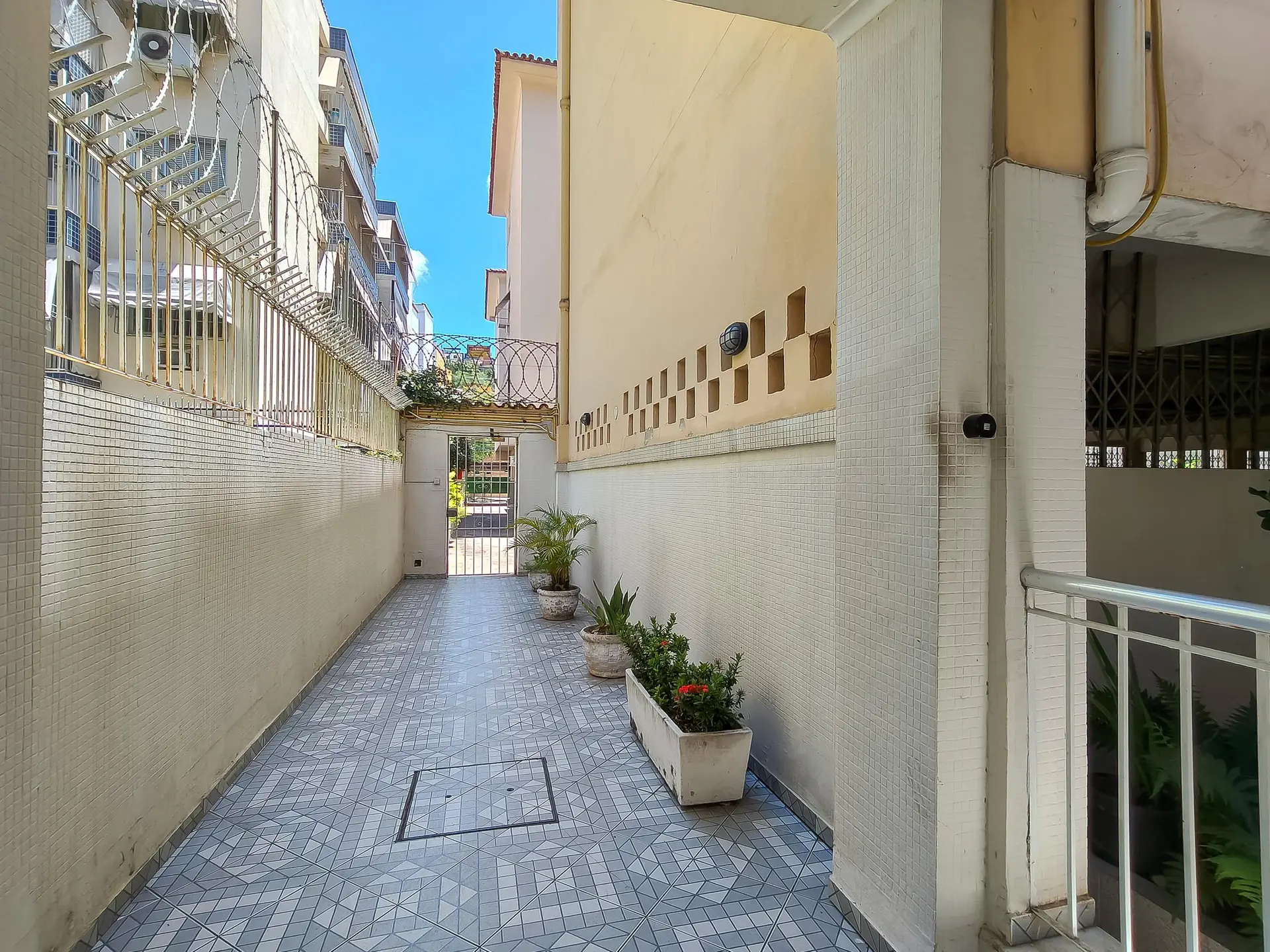 Furnished 3-bedroom apartment with 2 bathrooms — photo 17