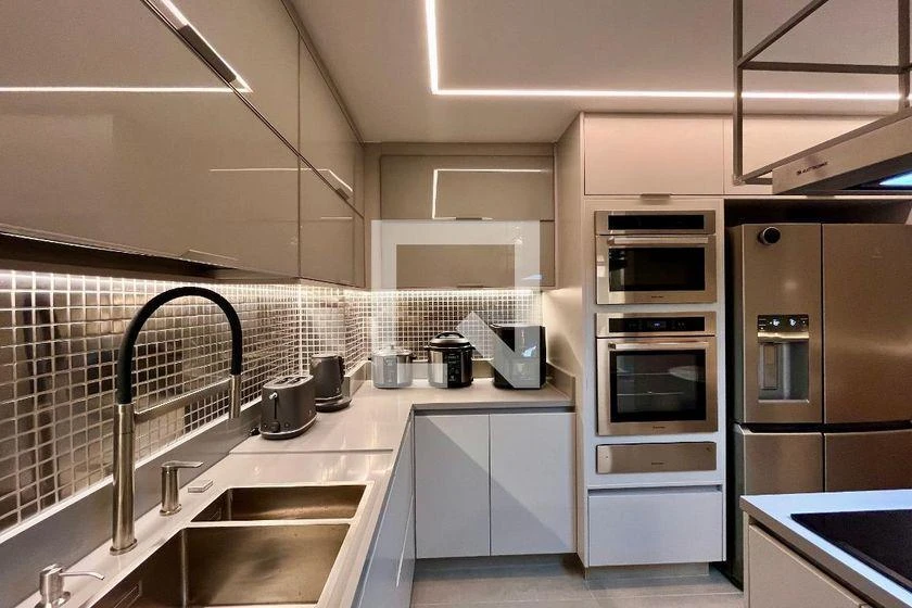 Apartamento de 150 m² com closet e janelas do piso ao teto — photo 15