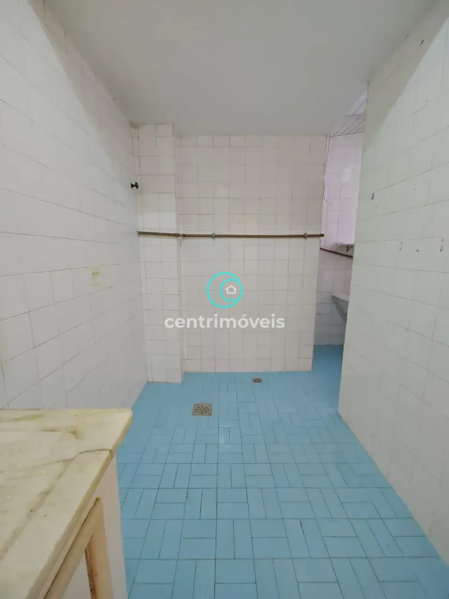 Wood or laminate floors in a one-bedroom apartment, 52 m² — photo 8