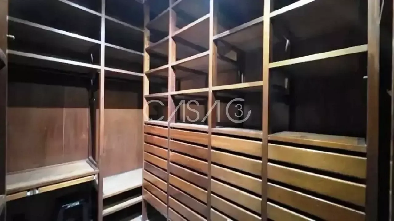 190 m² apartment with a walk-in closet and a water view — photo 5
