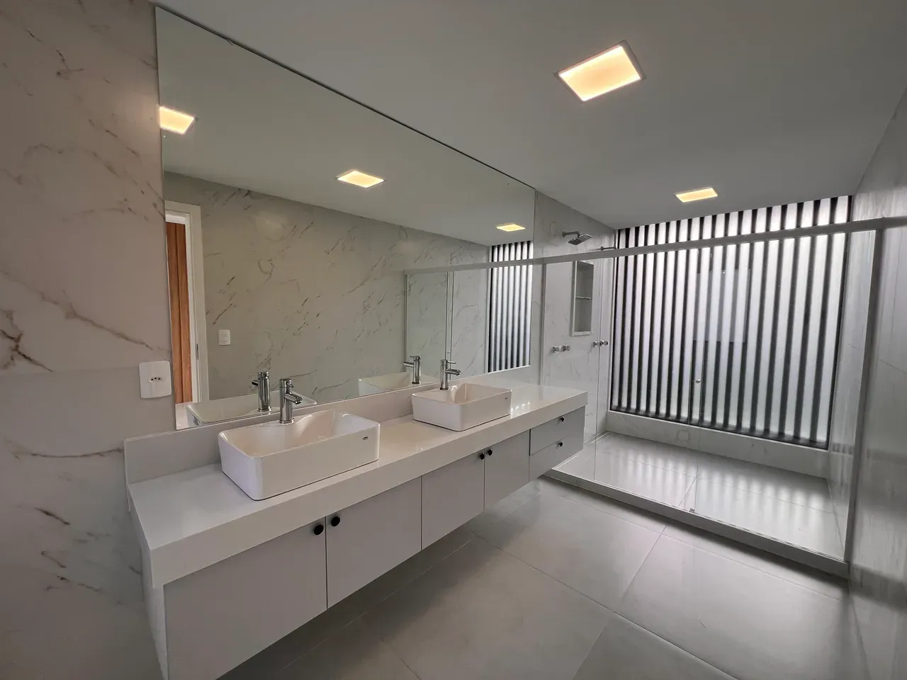 House, 330 m², with floor-to-ceiling windows — photo 10