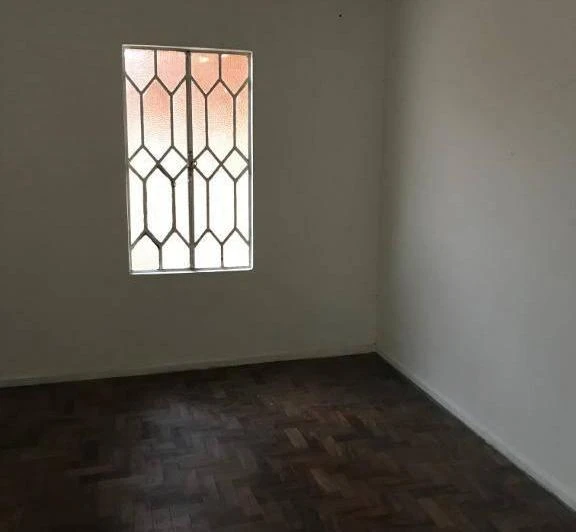 House with 3 bedrooms and wood floors — photo 5