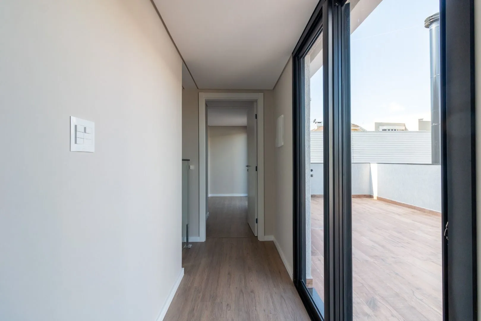 Modern house with 4 en-suite bedrooms and 6 parking spots — photo 54