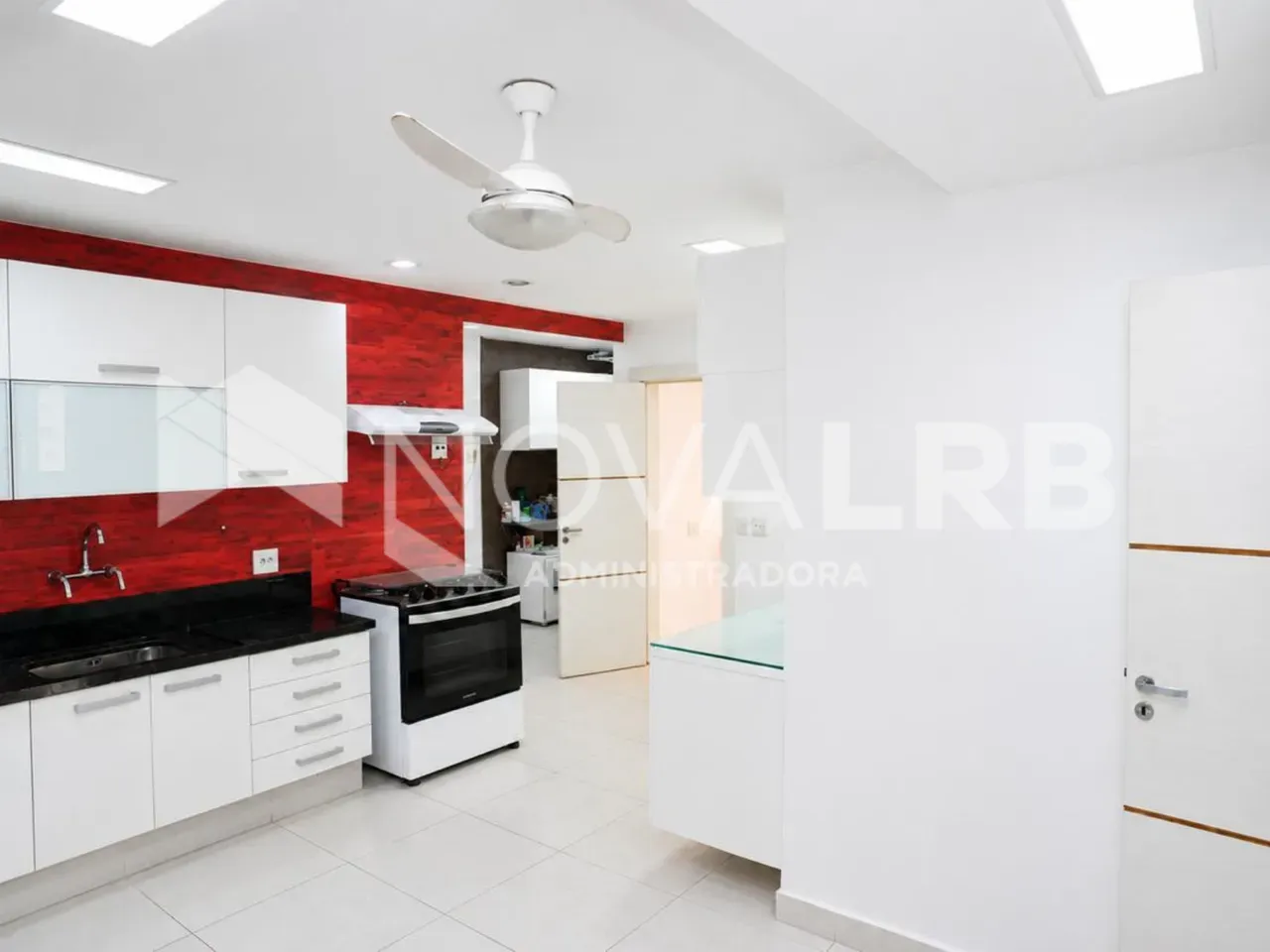 4-bedroom apartment with enclosed glass balcony — photo 67