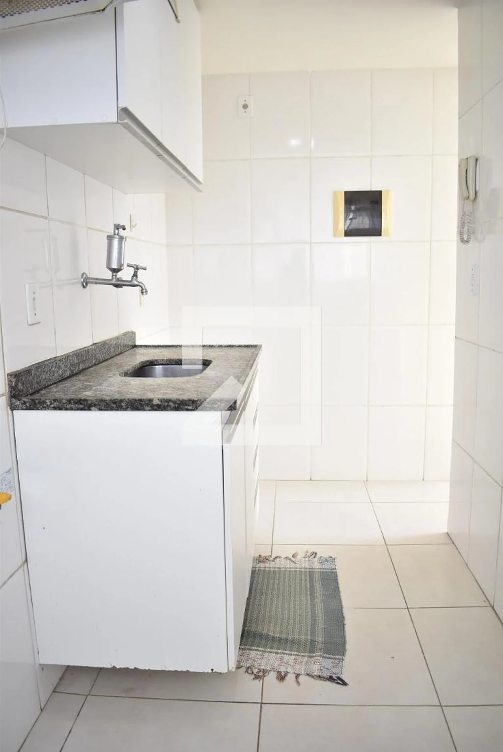 Unfurnished 3-bedroom apartment with 1 bathroom
