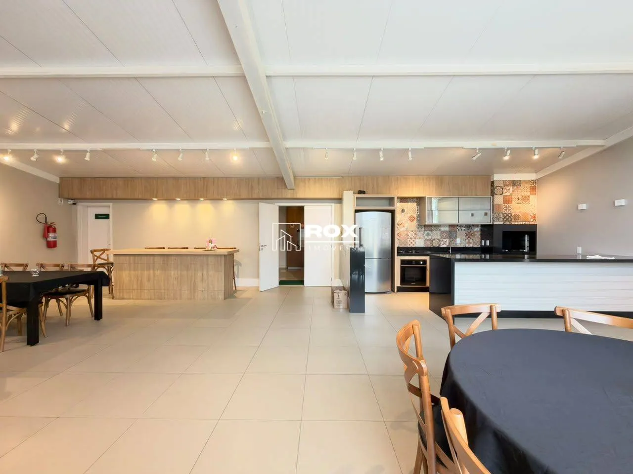Glass-enclosed balcony in a 3-bedroom apartment, 105 m² — photo 16
