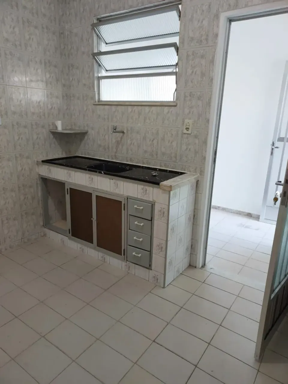 Unfurnished 1-bedroom apartment with a closed kitchen — photo 13