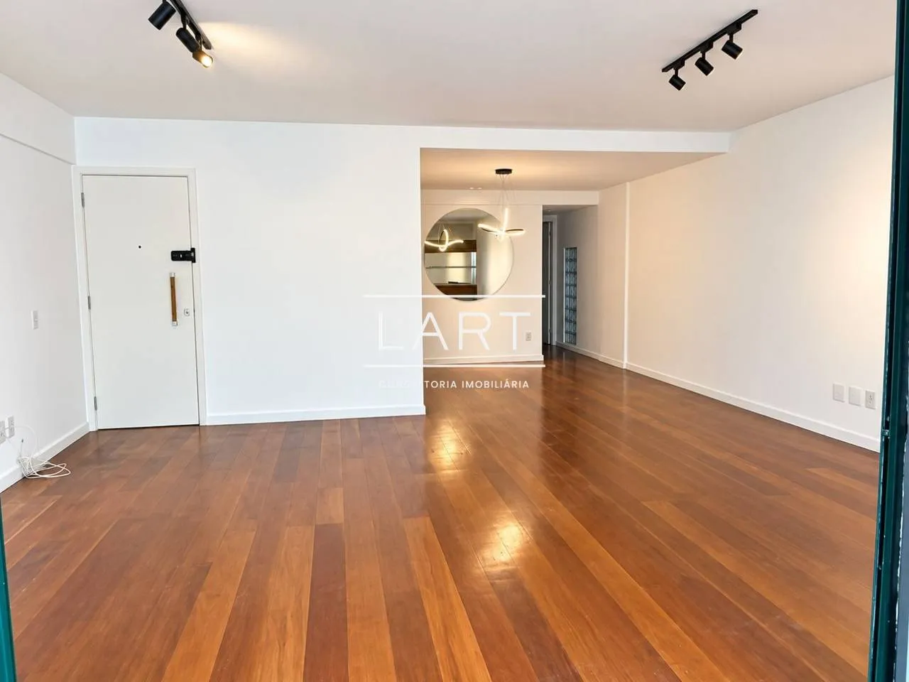 Apartment on the 2nd floor with a glass-enclosed balcony