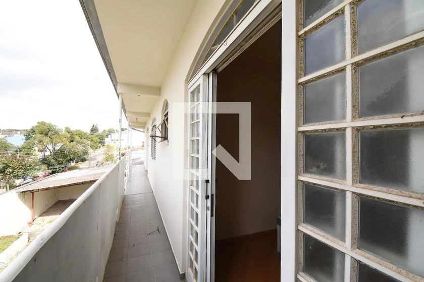 Unfurnished house with 4 bedrooms and laundry area — photo 3