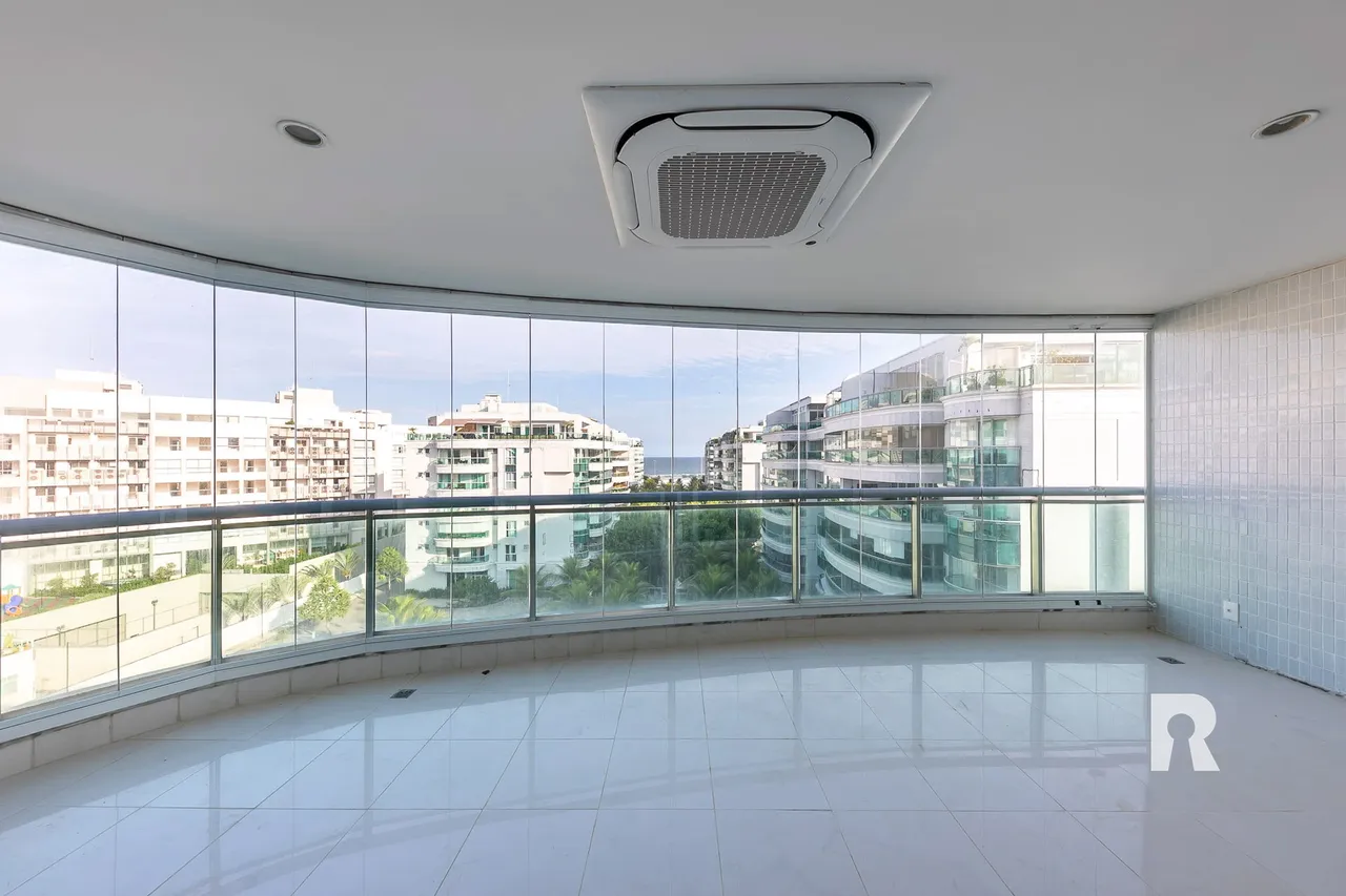 4-bedroom, 5-bath apartment with a balcony — photo 16
