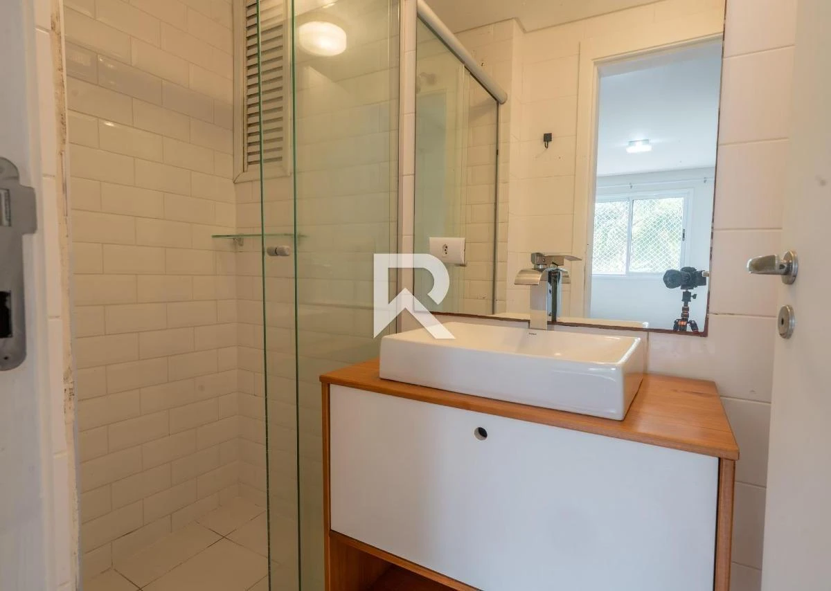 Wood or laminate floors in a 2-bedroom apartment, 66 m² — photo 12