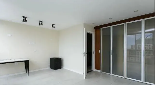 Unfurnished apartment with an enclosed glass balcony — photo 17