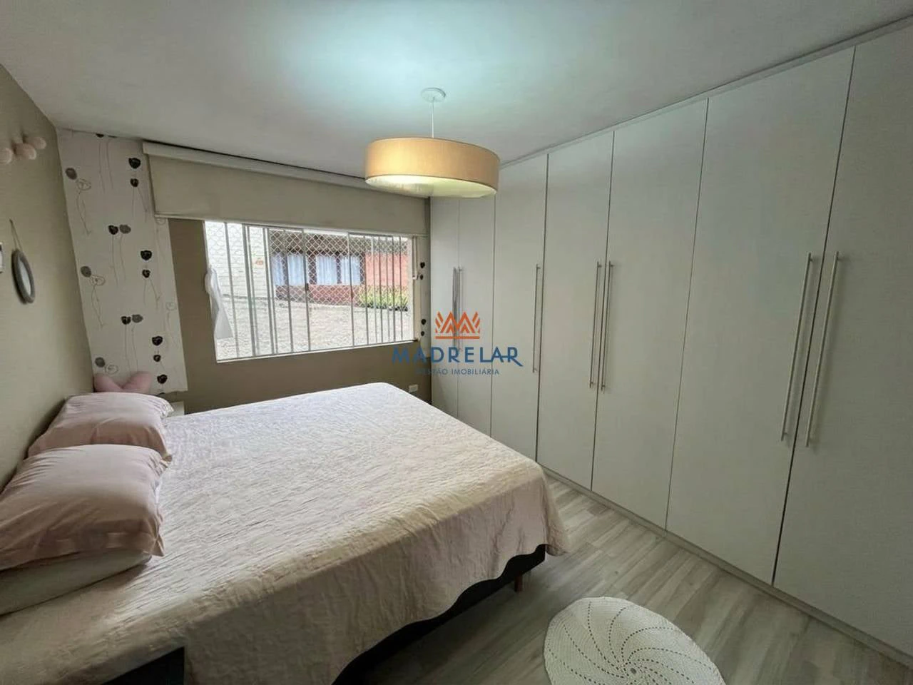 5-bedroom house with a glass-enclosed balcony — photo 3