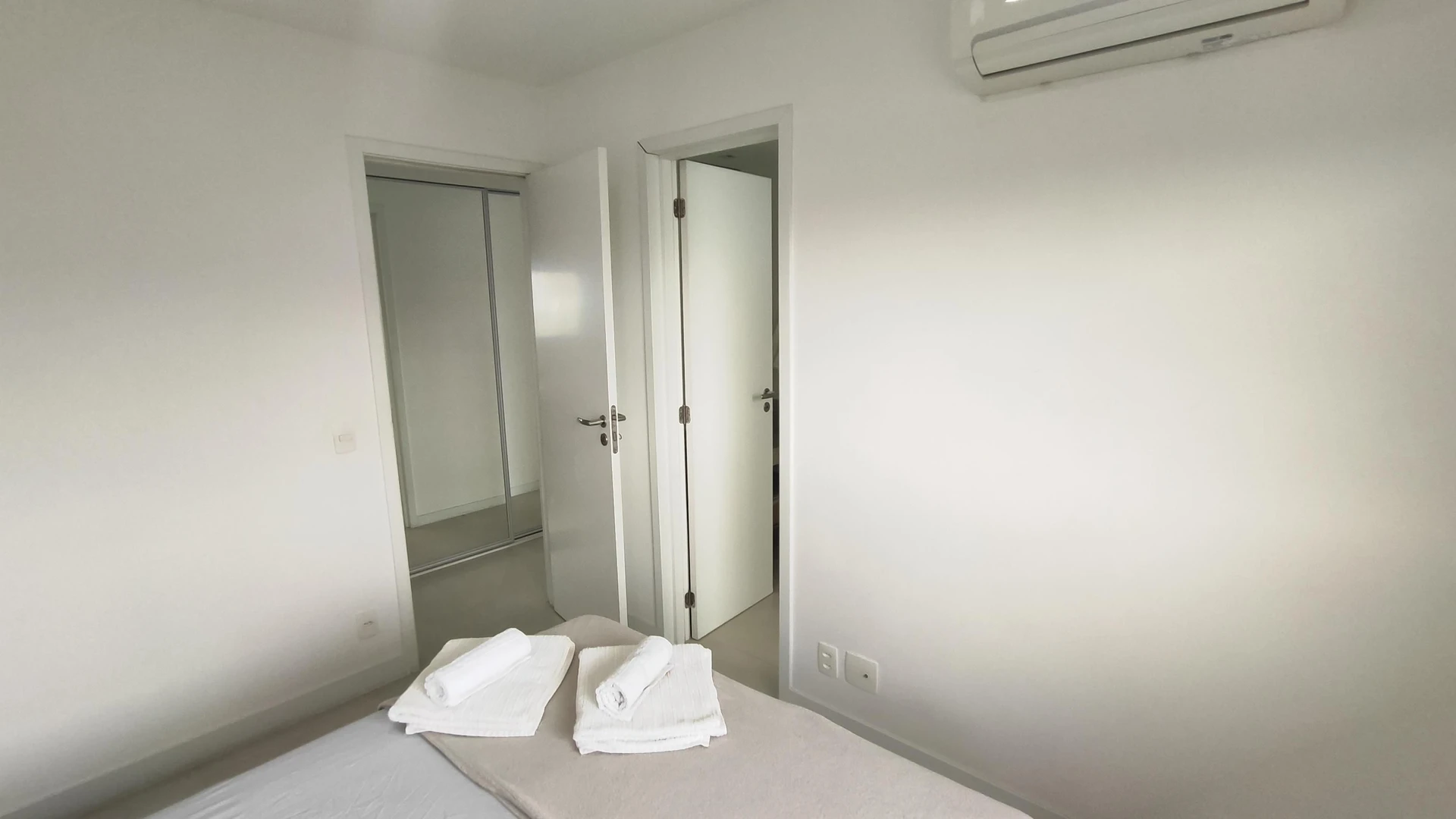 3-bedroom apartment with a glass-enclosed balcony — photo 5
